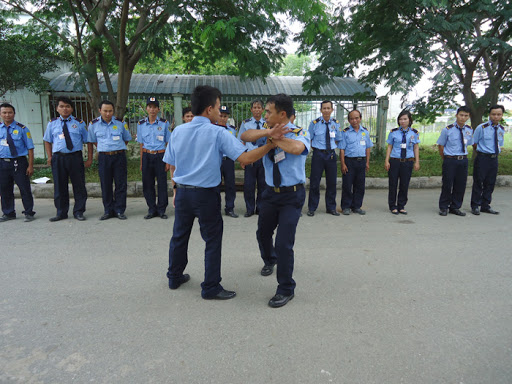 Khi cướp có súng, nhân viên bảo vệ cần làm gì để khắc chế